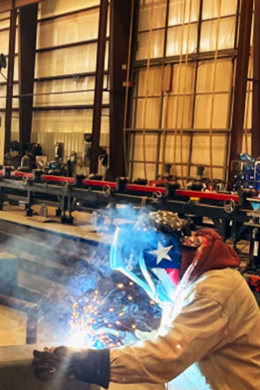 worker in SI Utility factory manufacturing product